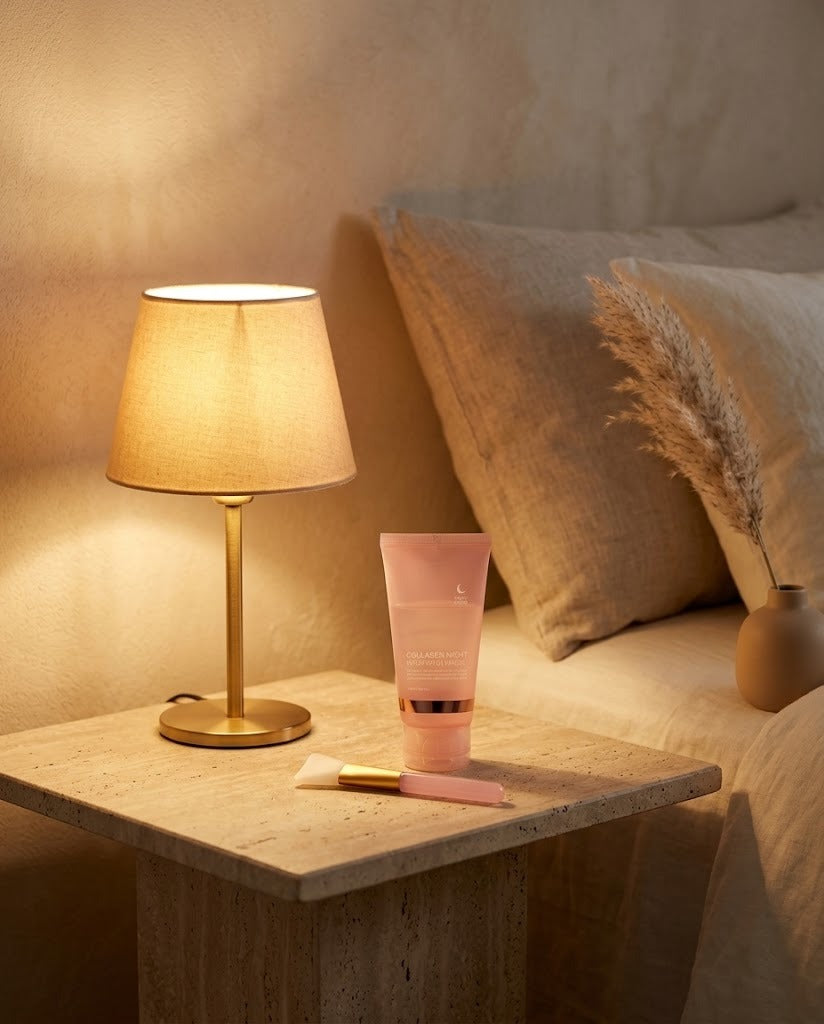 NightGlow op nachtkastje met lamp